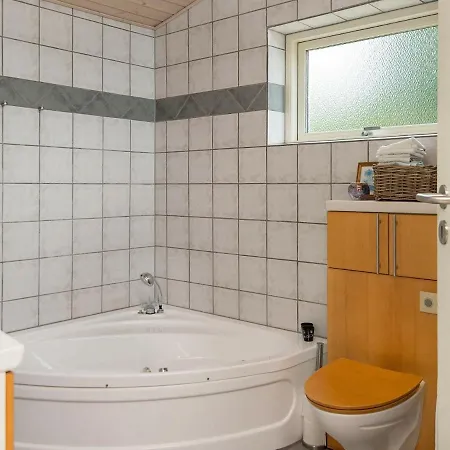 Three-bedroom Holiday In Reksteren *
