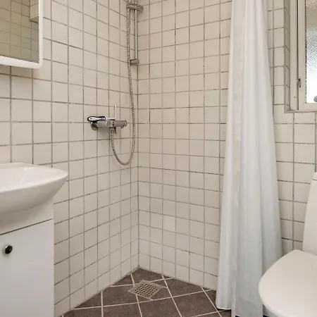 Three-bedroom Holiday In Reksteren